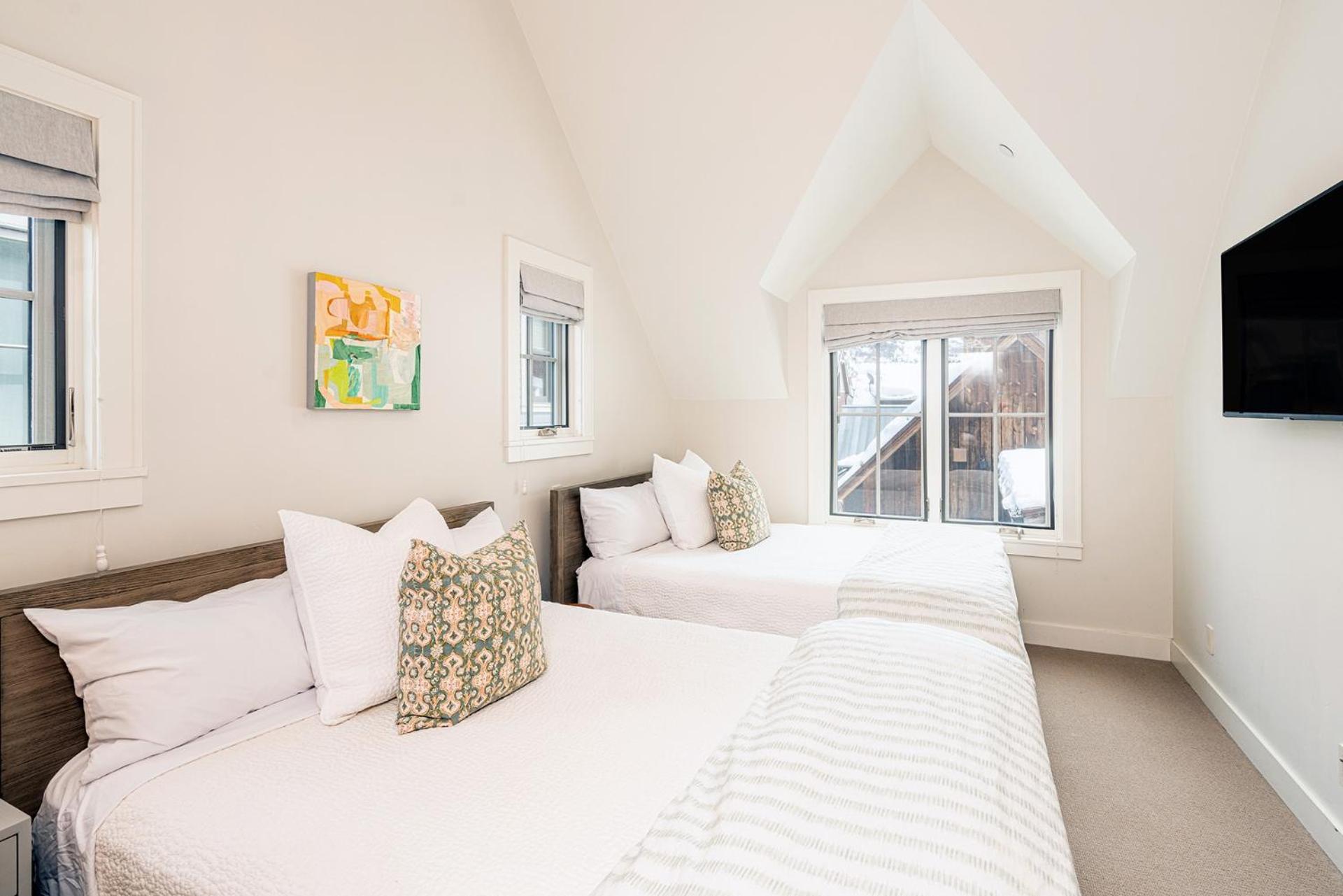 330 W Pacific B Townhouse